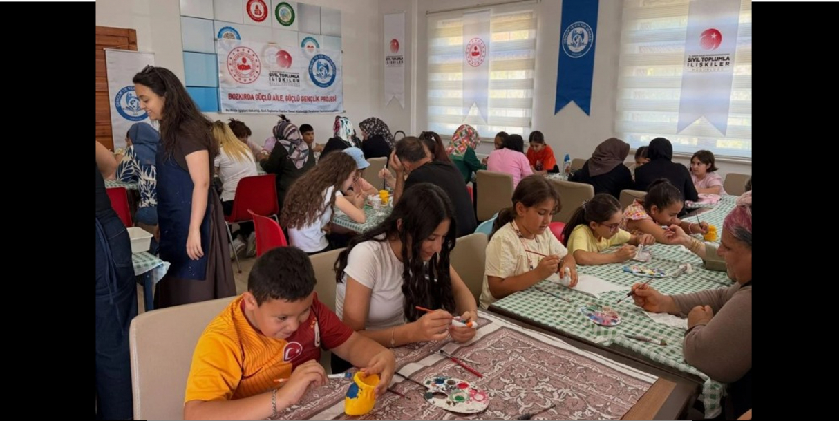 Mucur’da aileler sanatla buluştu: “Bozkırda Güçlü Aile, Güçlü Gençlik” etkinliği düzenlendi (Kırşehir)