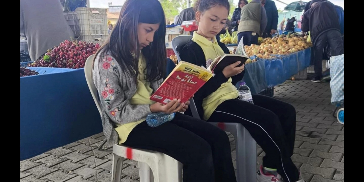 Yeşilova’da ilkokul öğrencileri halk pazarında kitap okuma etkinliği düzenledi (Burdur)